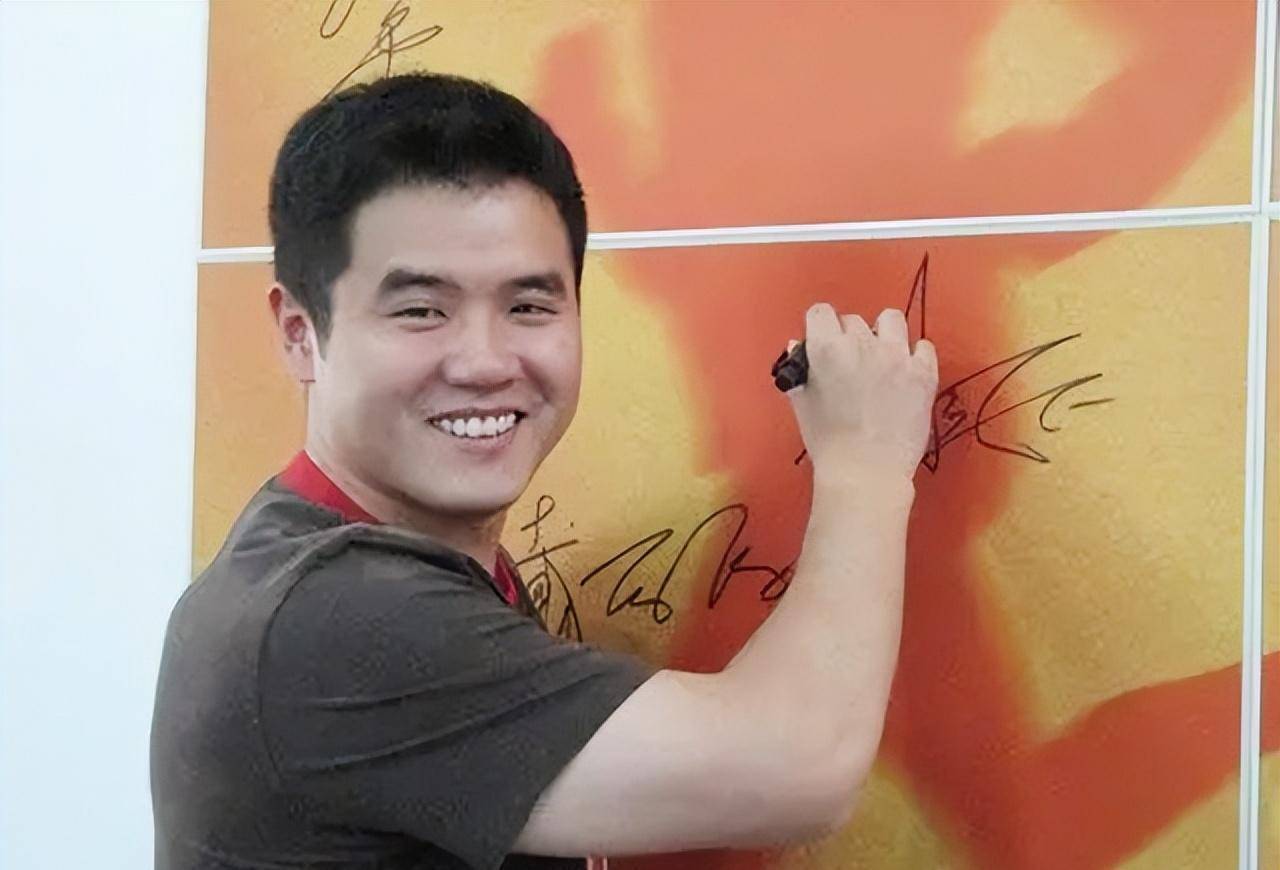 国乒刘国正:受伤后前女友与他分手,退役娶小9岁舞蹈出身的师妹