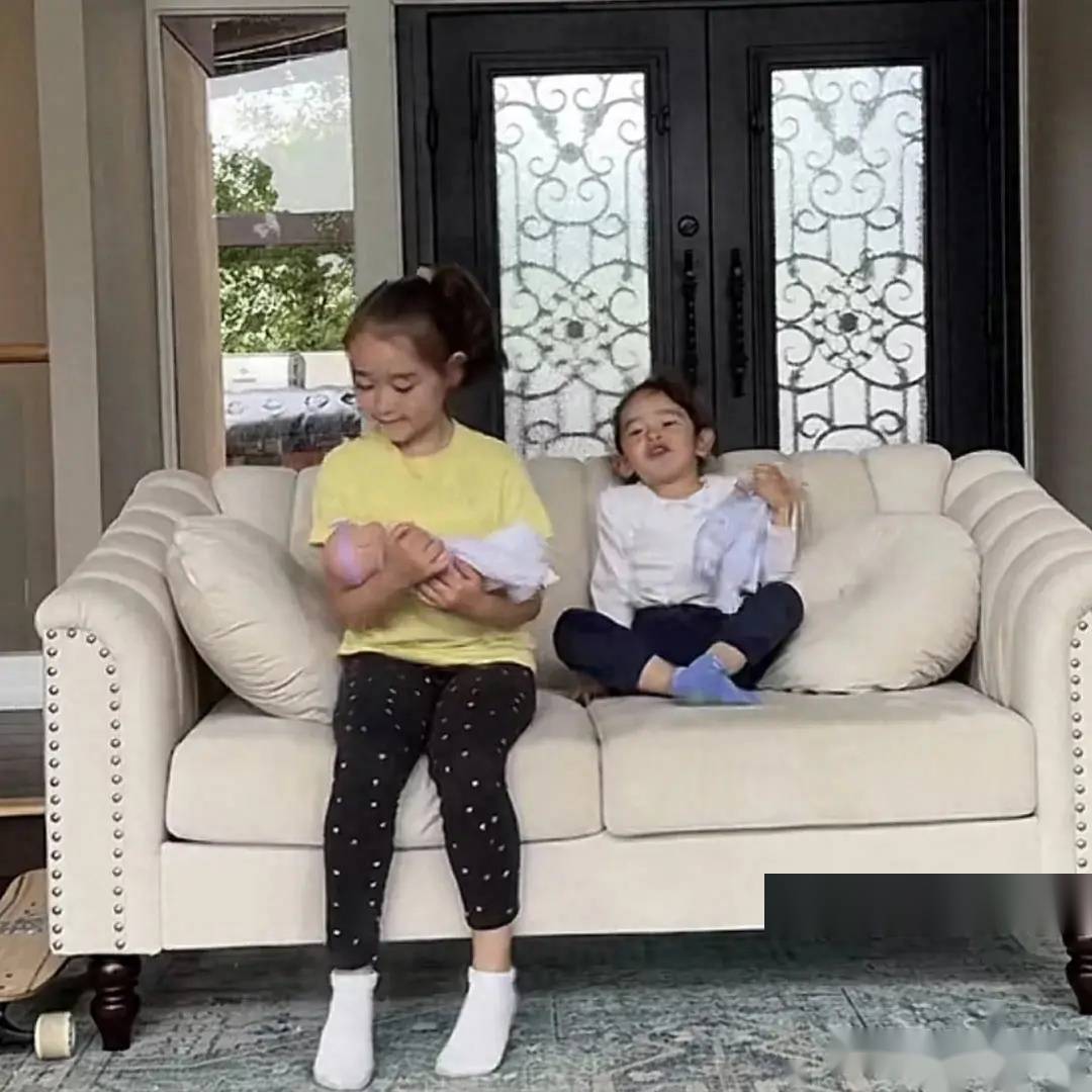 喜讯!叶海洋三胎产下双胞胎儿子,两女儿一人抱一个笑的合不拢嘴