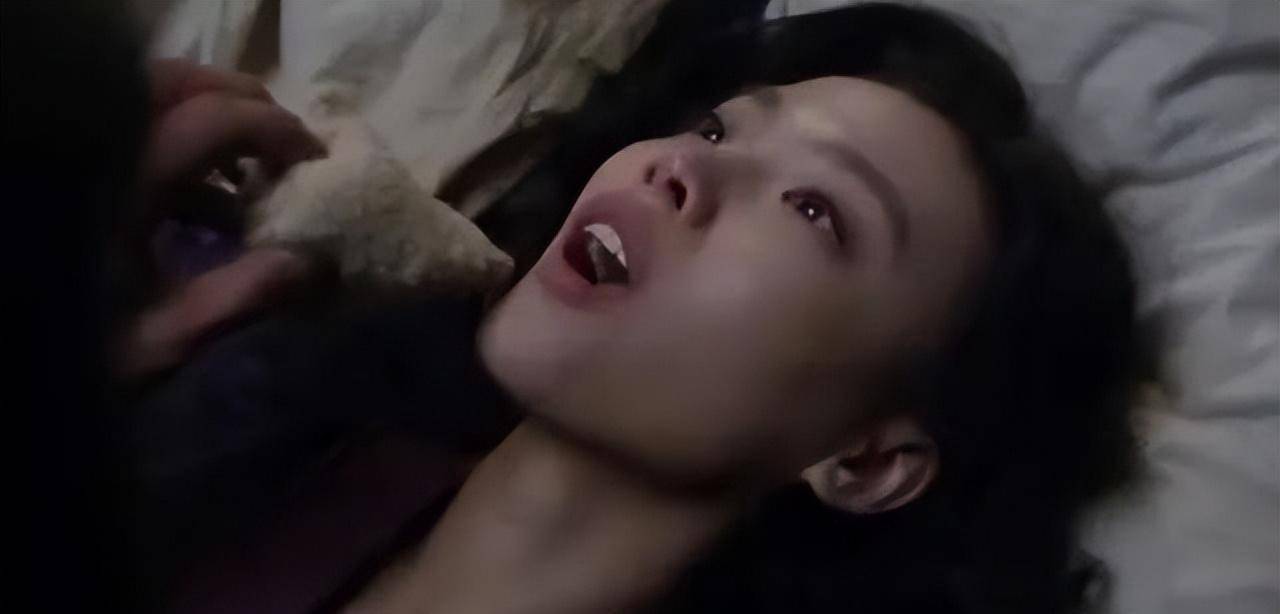 在杀害婷婷后,阿芳将现在处理干净,之后又找到一个黑色塑料袋,将婷婷