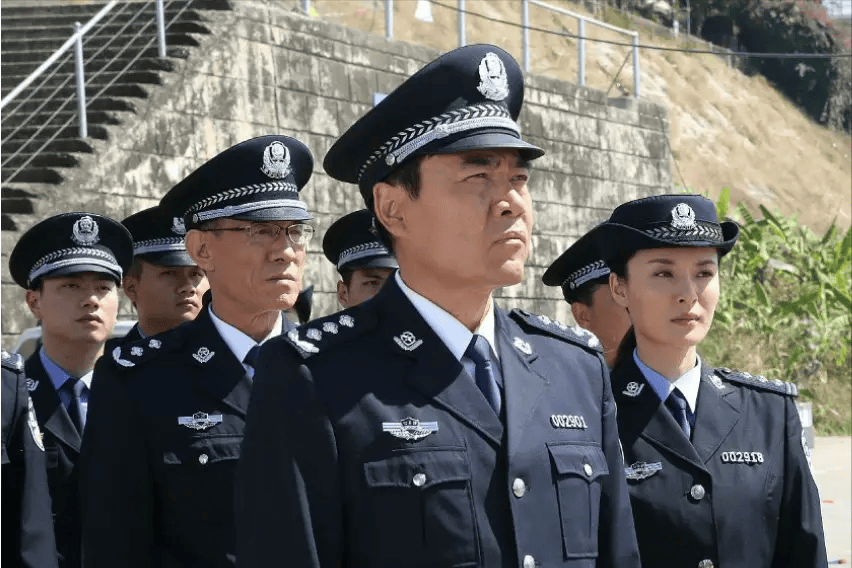 和电影里的公安部部长相比,是同样的威严可靠.