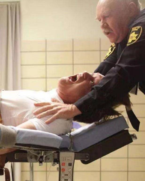 美国注射死刑失败现场,犯人痛不欲生,家人抱头痛哭!