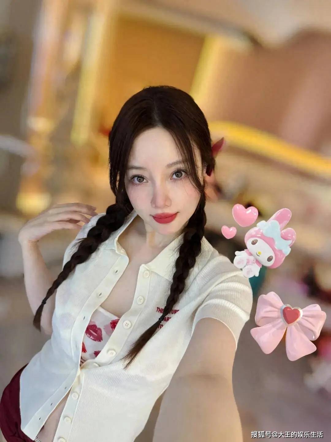 42岁的李小璐给网友发福利,肤白貌美大长腿,容貌身材媲美小姑娘