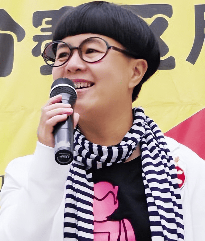 57岁金龟子终于换发型!模样气质大变,连亲生女儿都直呼认不出