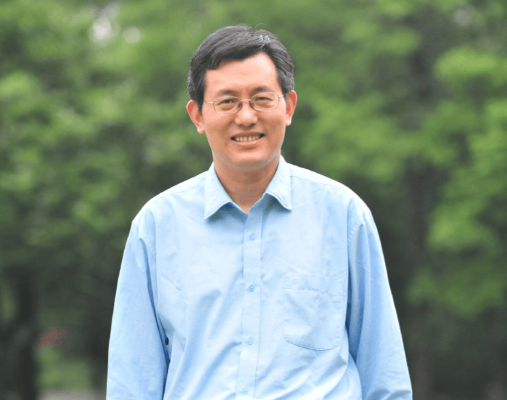 据了解当时轮到法学院的第七名学生上台领取毕业证,这名学生一