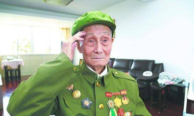 抗战老兵看望战友,却被门卫拦下,无奈拿出小红本,门卫连忙敬礼