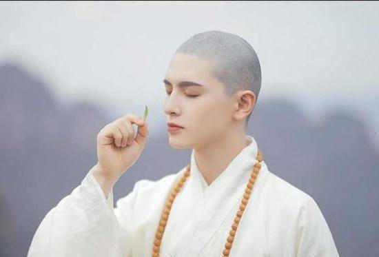 民间故事:老和尚捡到一个婴儿,孩子下山寻母,半夜有女子来找他_小和尚