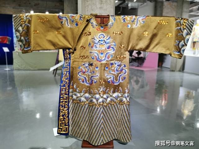 身穿龙袍祭祖的乾隆七世孙，是真是假还是夺人眼球_搜狐网