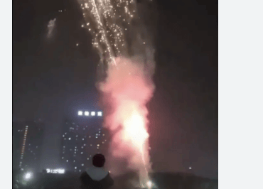 学校放烟花庆祝高考好成绩引起火灾,可能烟花溅到塑胶跑道上起火的-学校燃放烟花检讨书