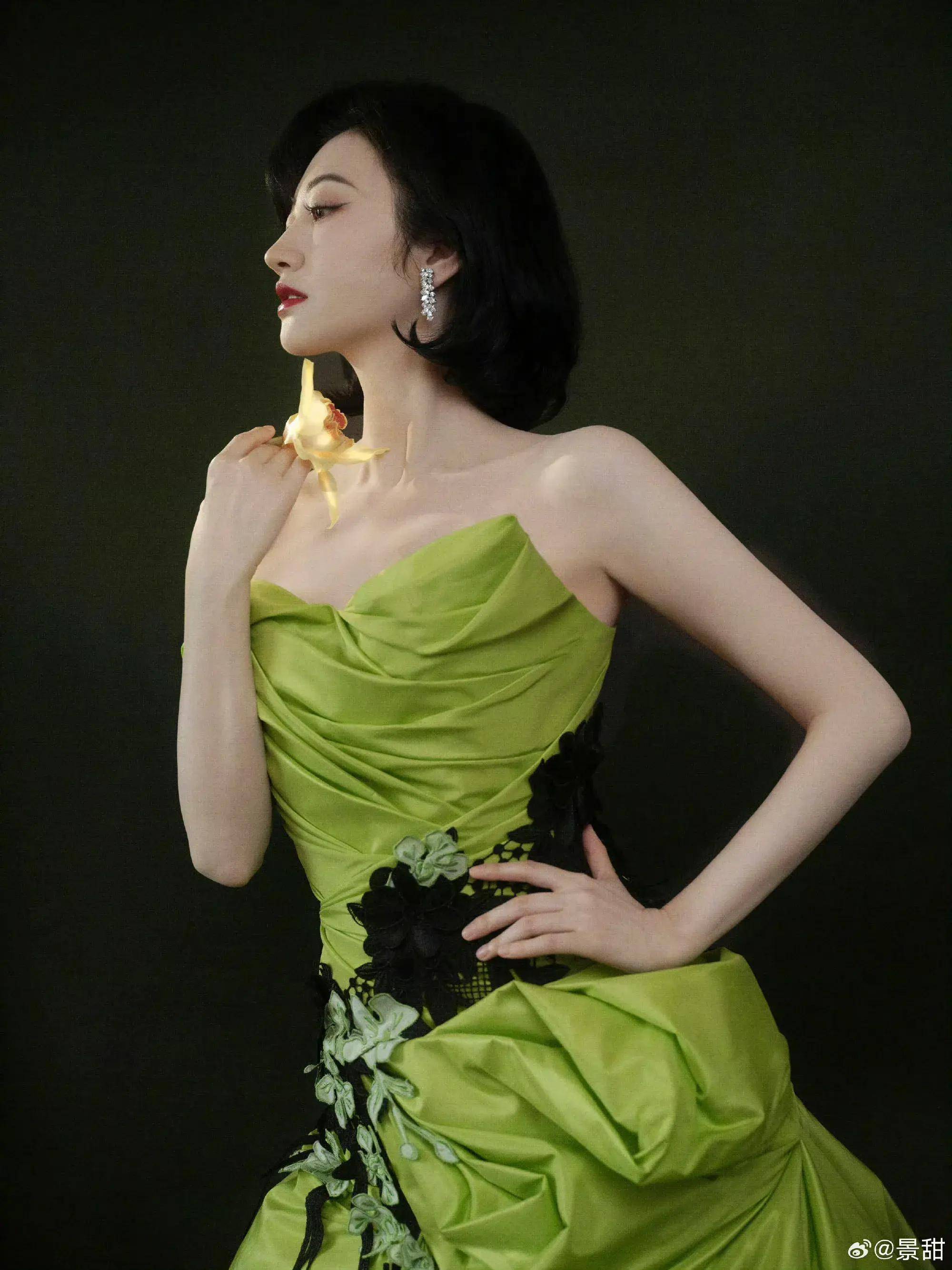 鹅剧派对窦靖童穿白裙风格大变景甜绿裙很美唐嫣美腿压轴