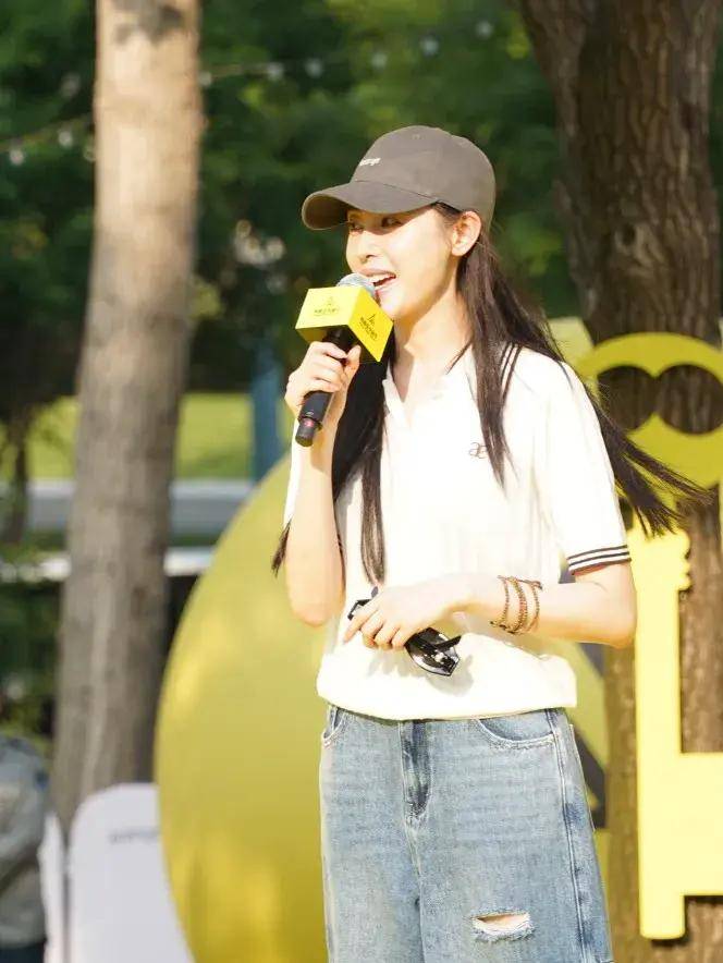 章子怡扎双麻花辫带儿子去了阿那亚,章子怡白t牛仔裤青春如少女