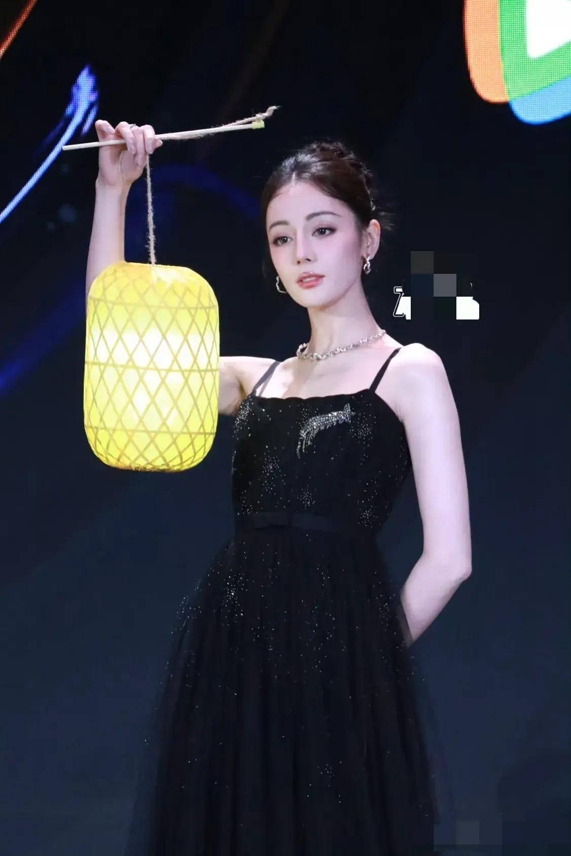 鹅剧派对窦靖童穿白裙风格大变景甜绿裙很美唐嫣美腿压轴
