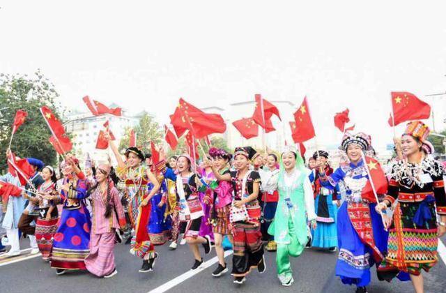 专家阎崇年称:"满清入关为民族融合",被年轻小伙掌掴,为何?