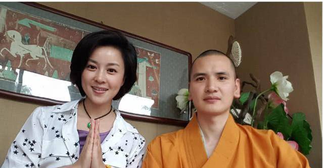 与人们传统印象中的住持不同,年轻的释明心爱打篮球,也爱社交网络,他