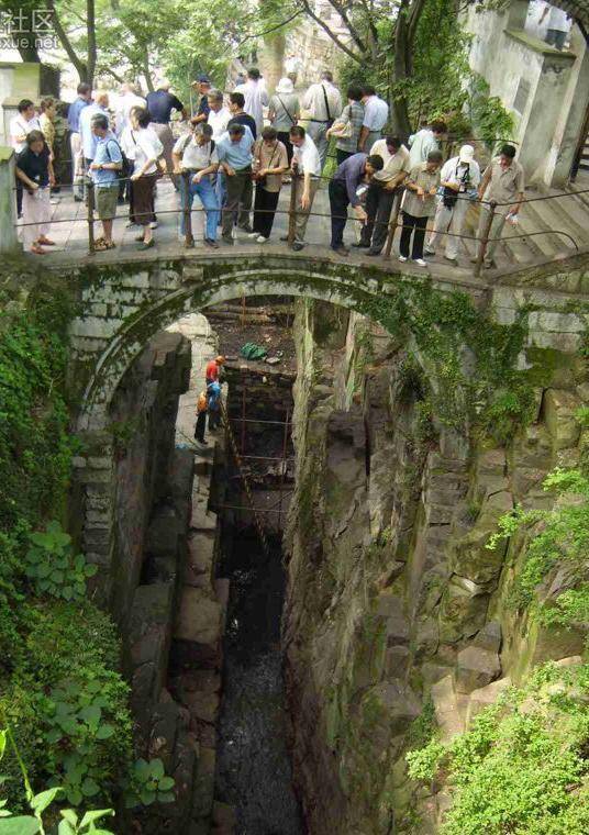 传说此墓藏三千利兵神器,考古者发掘睹石刻字,匆匆填回土石掩埋