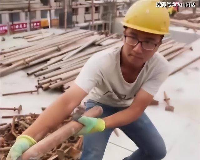 原创            还记得在工地收清华录取通知的男生吗？现在西装打领带，英姿飒爽-建筑工地上拿到清华大学录取通知书