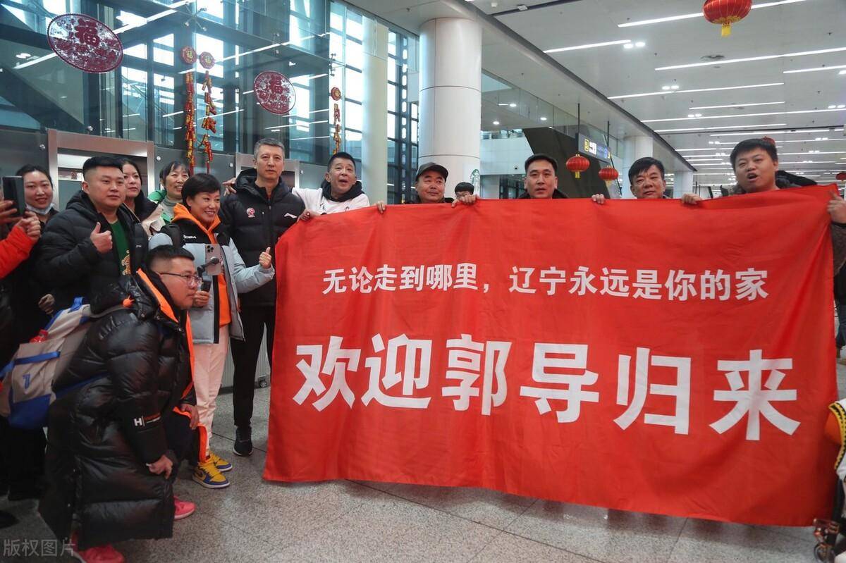 郭士强摊牌了！CBA20岁新星除名，顶撞教练闹内讧，新帅不留情面-郭士强怒斥球员