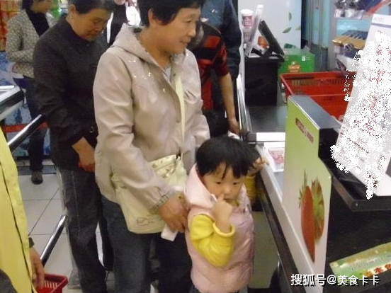 奶奶带宝宝去超市，因为一个动作被人看不起，奶奶的一句话让人想到_孩子_蛋糕_城市。
