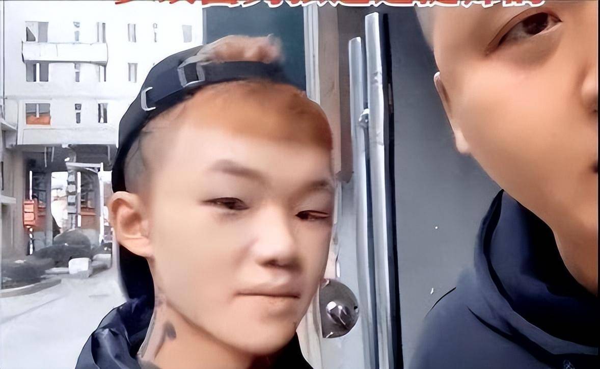 回顾14岁少年满脸纹身被父亲赶出家门,找不到工作,如今怎样了?