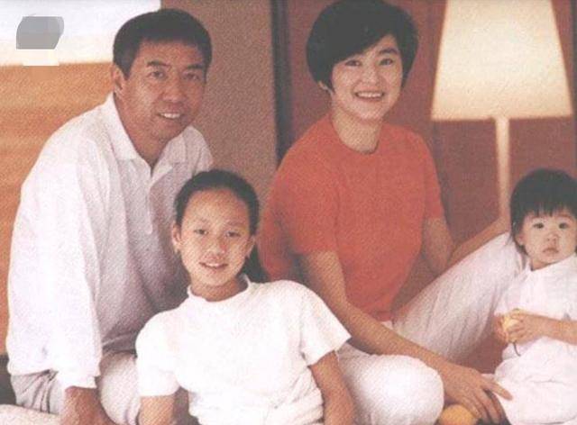 1973年,秦汉爱上了林青霞,她对妻子说:我爱上她,也不想失去你