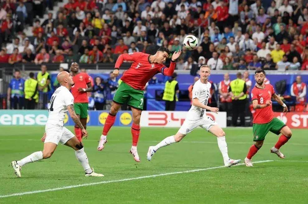【欧洲杯资讯】C罗点球3-0救主，葡萄牙惊险晋级欧洲杯八强，将与法国上演强强对话！