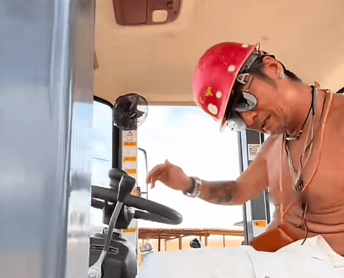 61岁孙兴自嘲没工作沙漠中开推土机!赤裸半身秀肌肉,女友是富婆