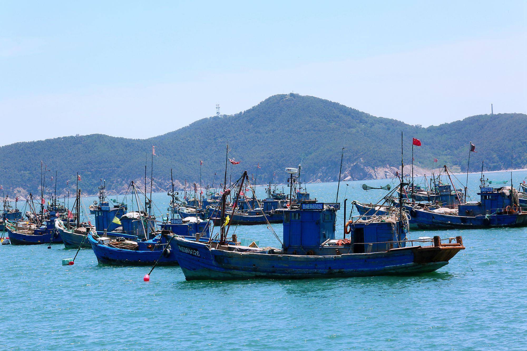 环境优美,风景如画,仿佛来到宫崎骏漫画里的世界_渔船_大海_城市