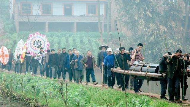 农村俗语:雨打棺十年酸,雨洒坟出贵人,出殡下葬遇下雨好不好?