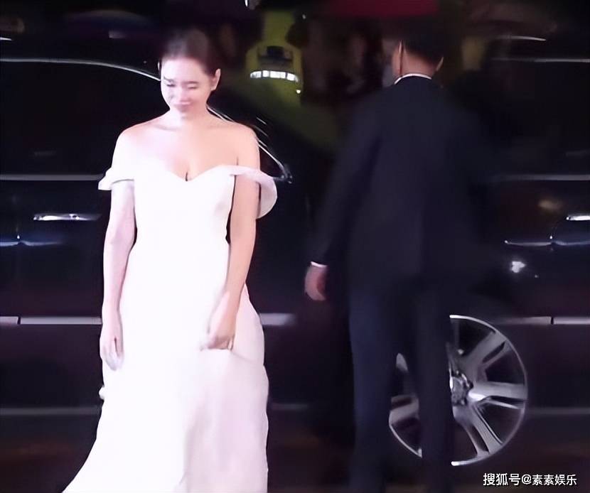 原创            孙艺珍，郑秀晶电影节走红毯，身穿白色长裙，气质优雅温柔甜笑-孙艺珍近期活动