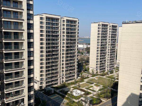 光明光樾华庭项目位于汾湖核心区域,地理位置优越,交通便利.