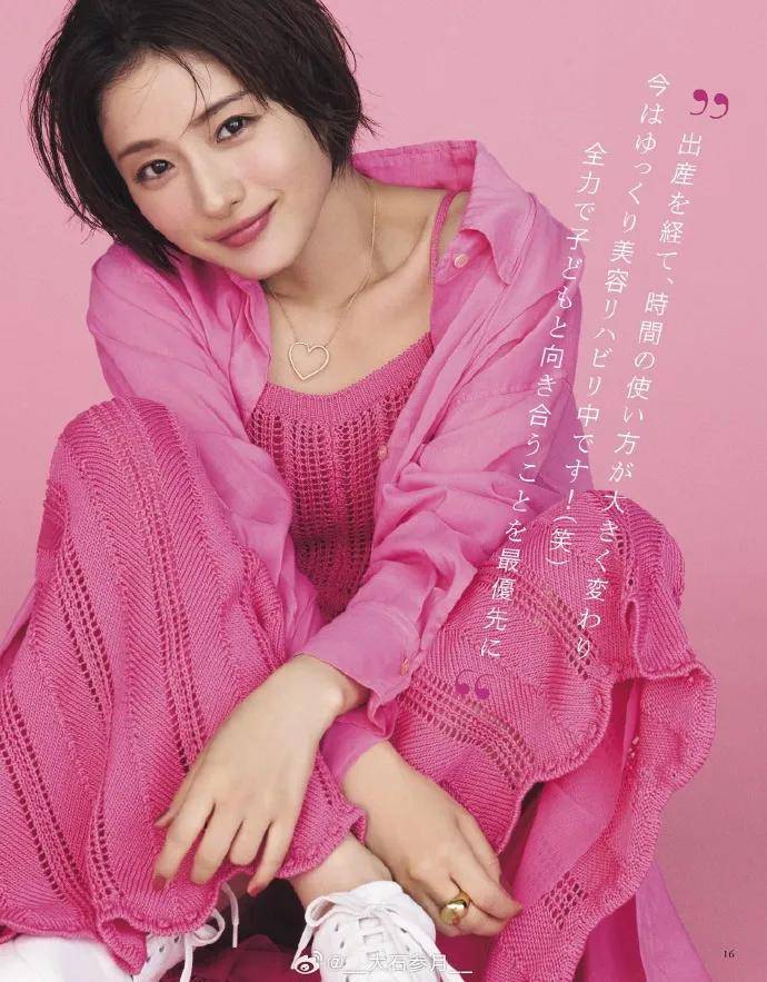 石原里美杂志写真小露美背!肤白貌美身材曼妙性感撩人