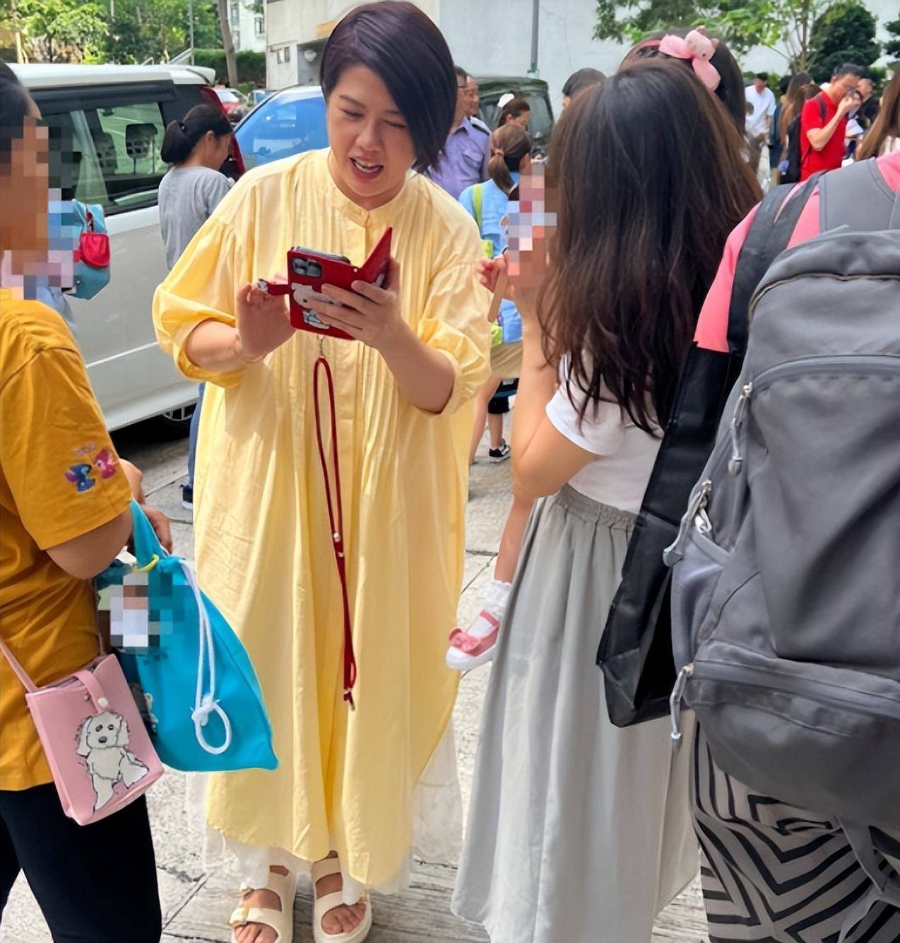 曝47岁女星秘密产女现身高档幼儿园接小孩放学产后胖了一圈