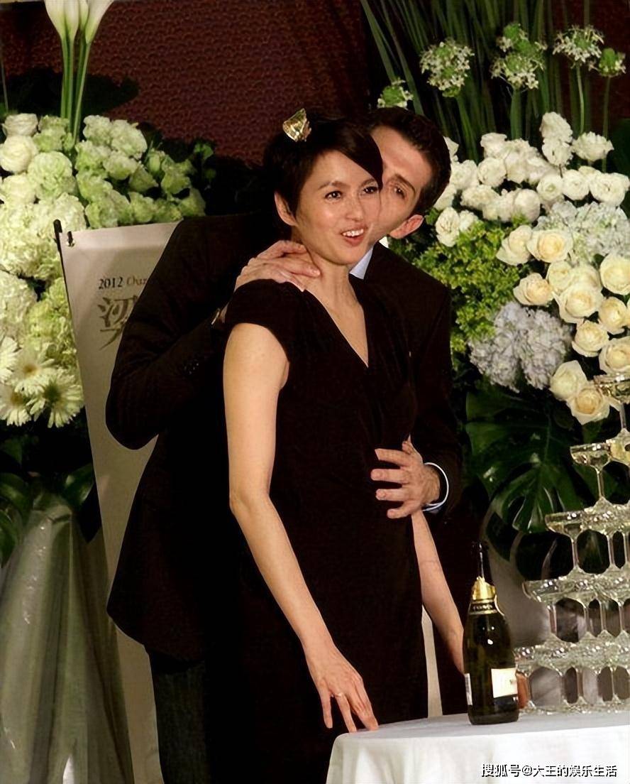 梁咏琪那件黄色衬衫,她那么穿着可不只是传递出一股勇往直前的气势和