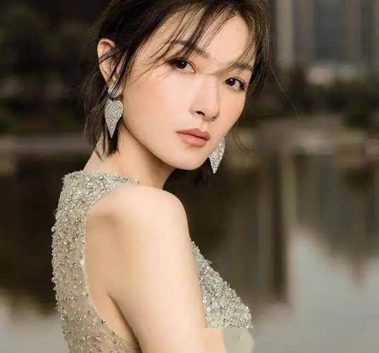 万茜写真赏:欣赏万茜的美貌,才华和魅力,感受真正的人间极品女神