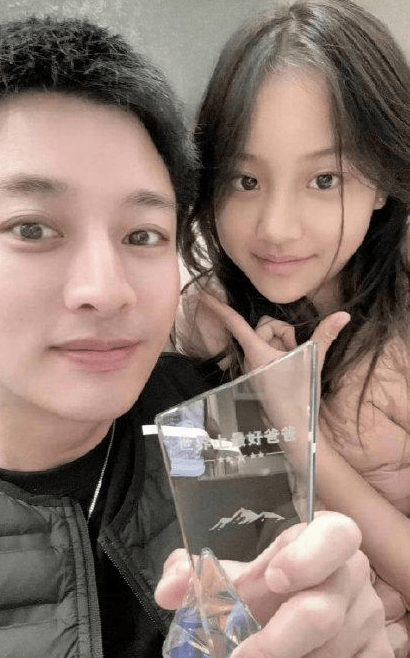 贾乃亮教育争议，女儿甜馨发声支持-贾乃亮女儿甜馨几岁了