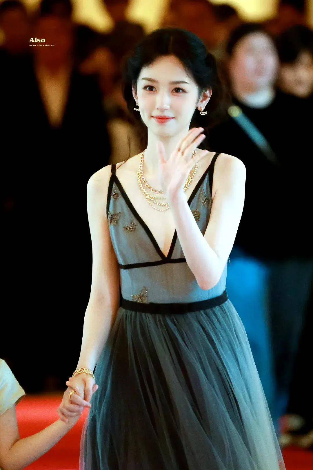 人群中真的好扎眼,身材高挑完美,非常精致.