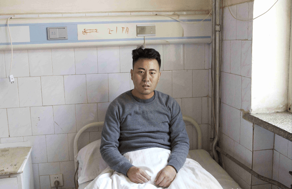 马海兵因病瘫痪,为了女儿好,他准备含泪把女儿送给别人抚养,但是,没