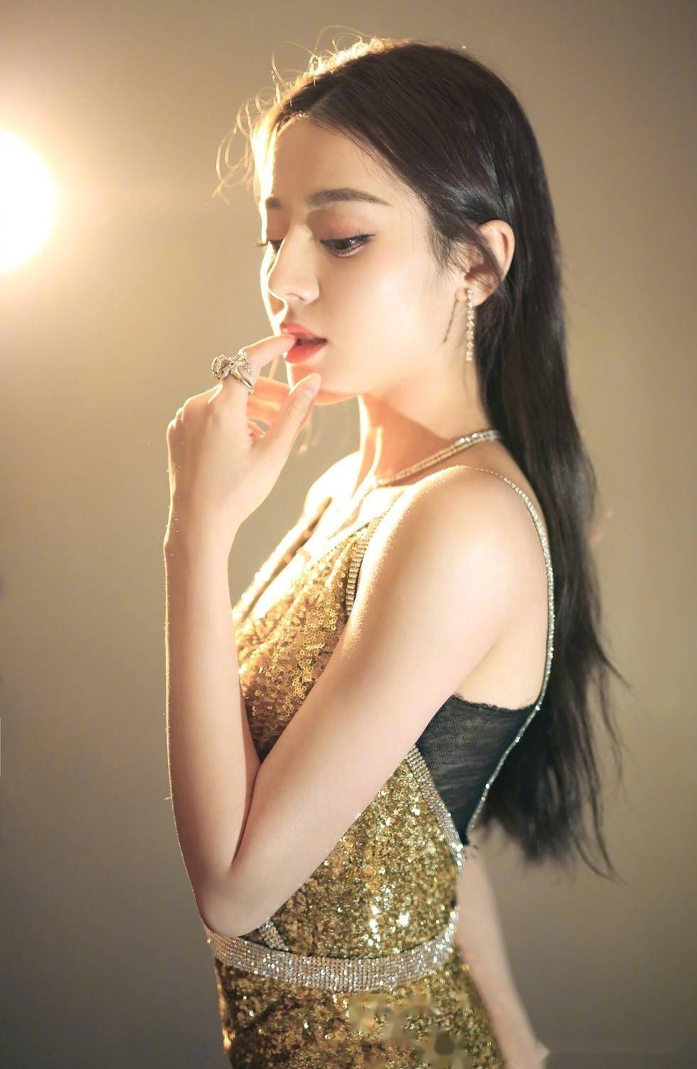 迪丽热巴这身材,这谁顶得住!写真曝光,美貌与性感的完美结合!