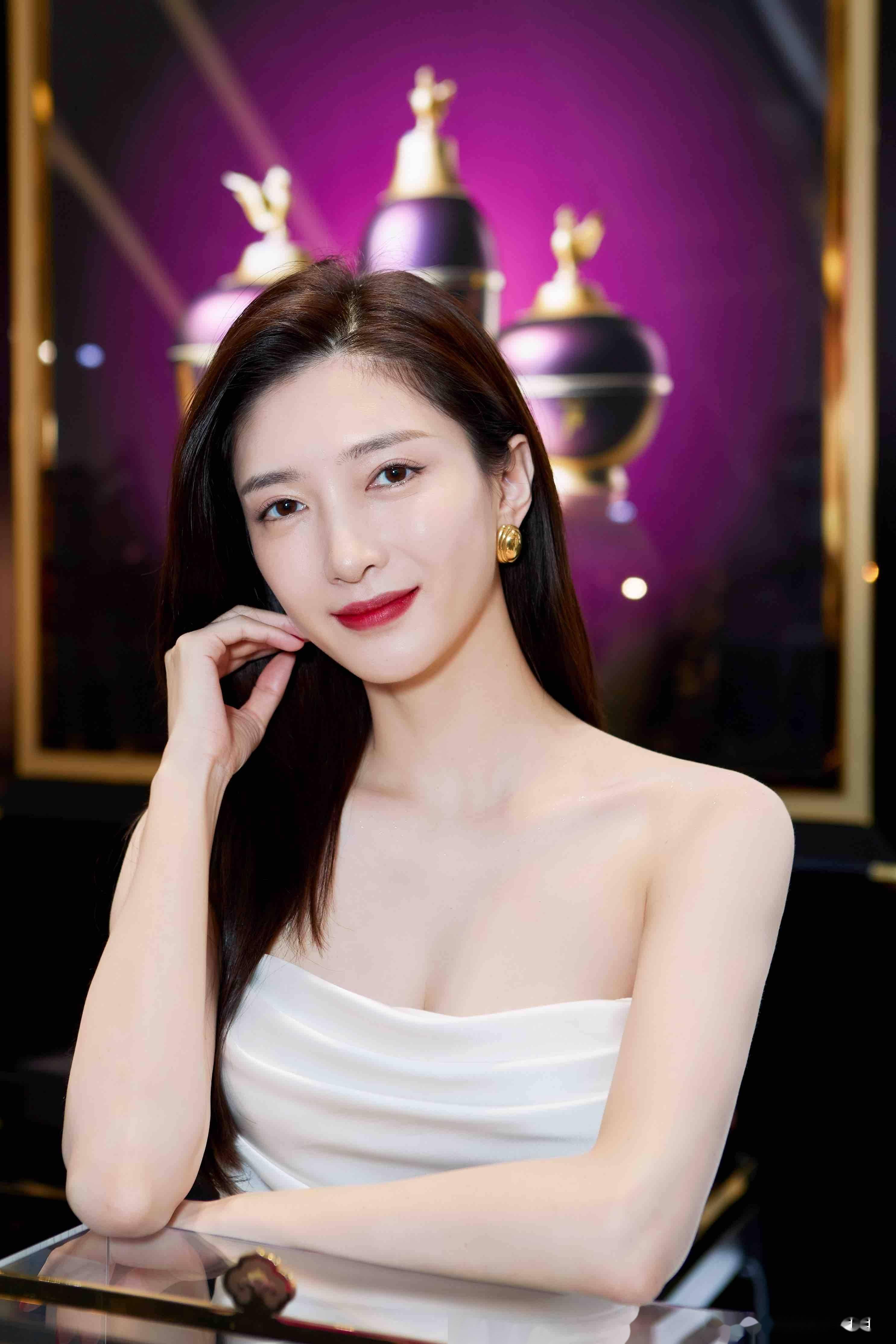 江疏影写真曝光,女神范儿十足的美貌惊艳全场!