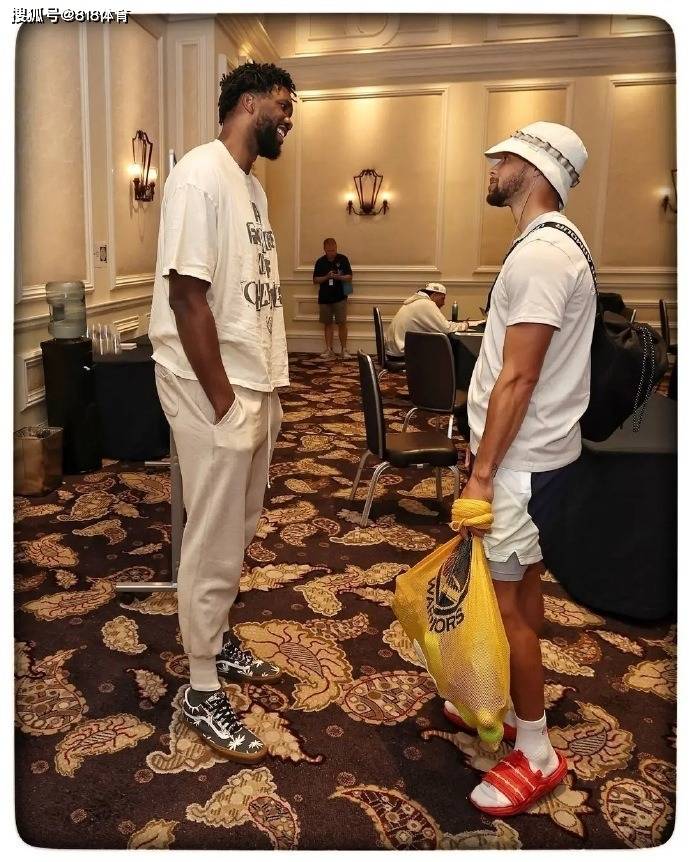 老大驾到!詹皇加入美国男篮训练营,杜兰特库里恭迎,浓眉打情骂俏-詹皇篮球