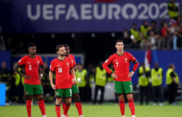 激动落泪!佩佩哽咽离场,c罗微笑送别 平静告别