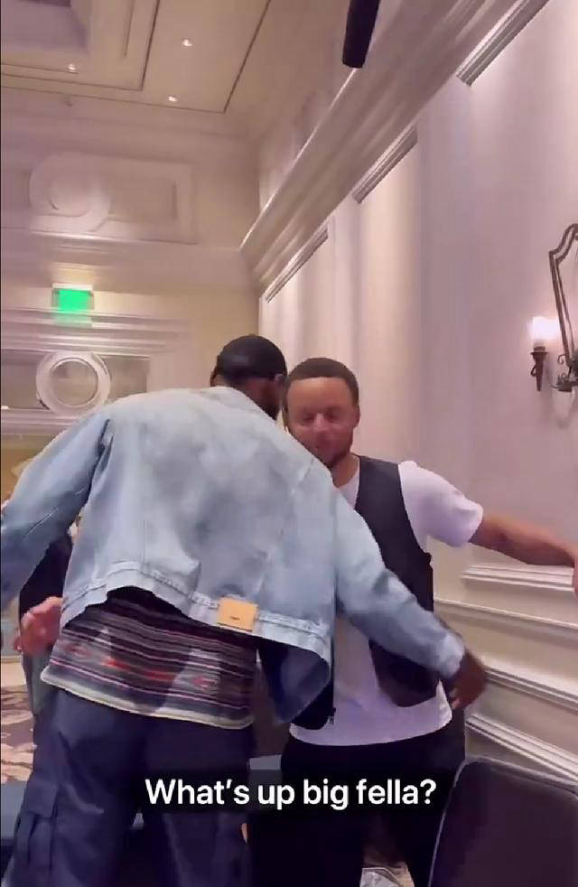 原创            詹皇与库里同台亮相美国男篮训练营，笑声不断-库里和詹皇谁厉害