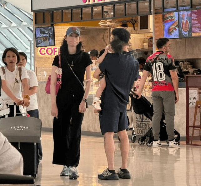 以后可以收两束康乃馨;11月2日,何猷君表哥王厚杰发透露奚梦瑶已经