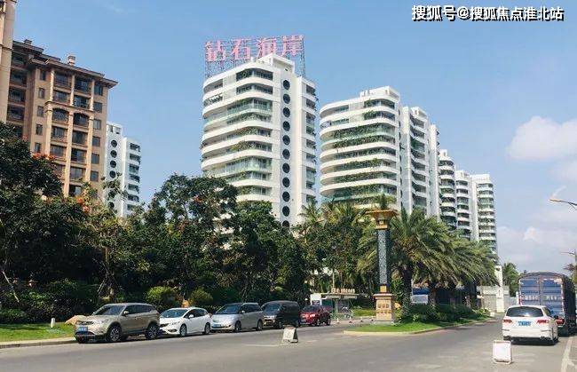 融创钻石海岸地块不大,不过位置依山面海,北靠山南面海.