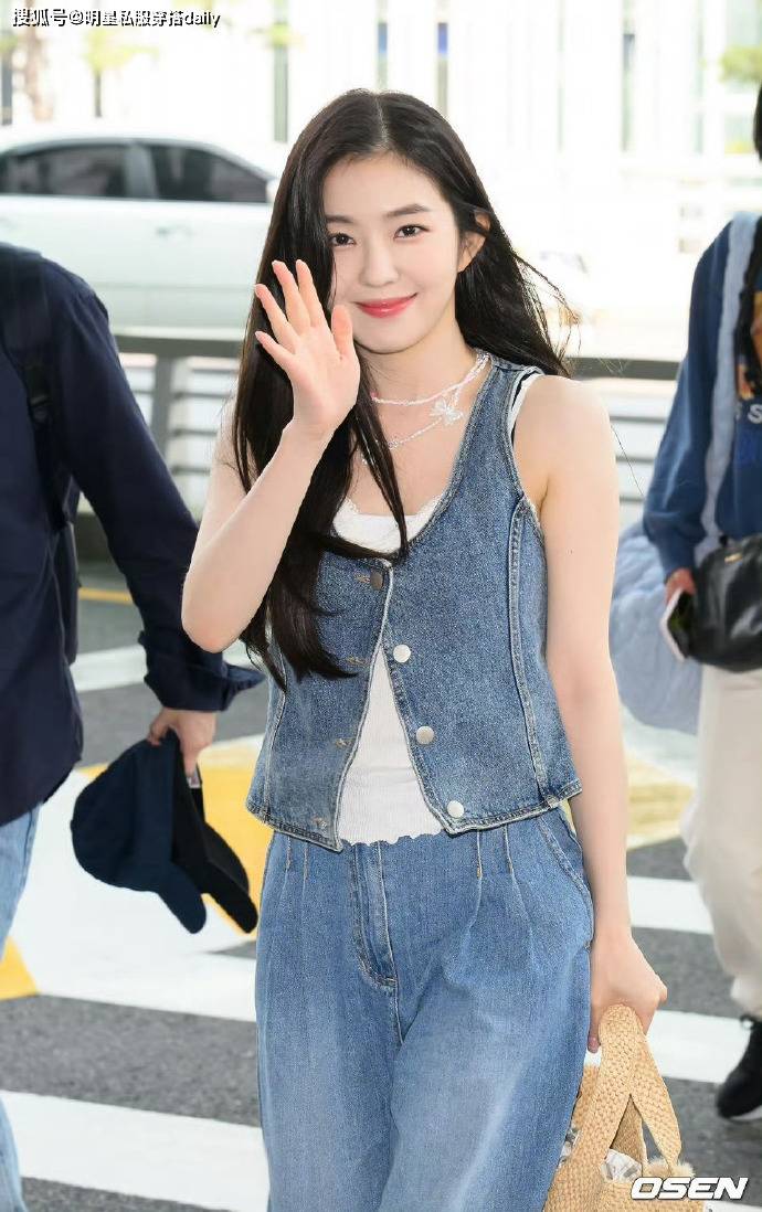 裴珠泫又带火了一种穿搭叫"公主发箍 白色露肩裙",时髦显高级