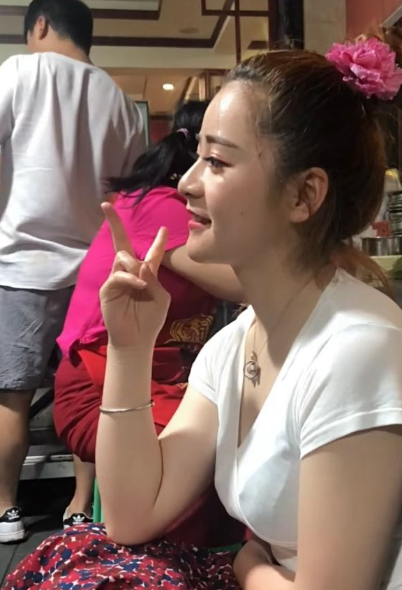 但这个地点作为景点,每天一根面西施甩面的时候还是有很多人围观,拍照