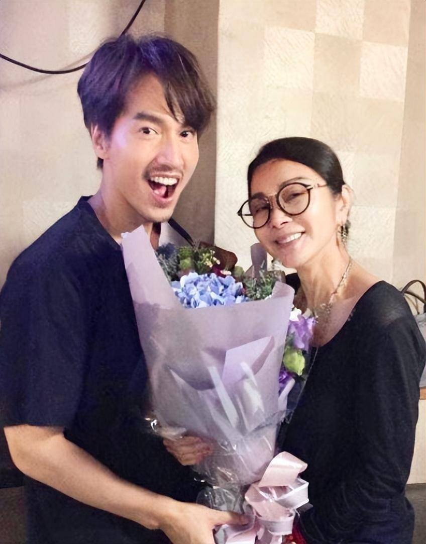 言承旭为68岁陈美凤庆祝生日,关系暧昧12年未缺席,女方眼睛都看直了