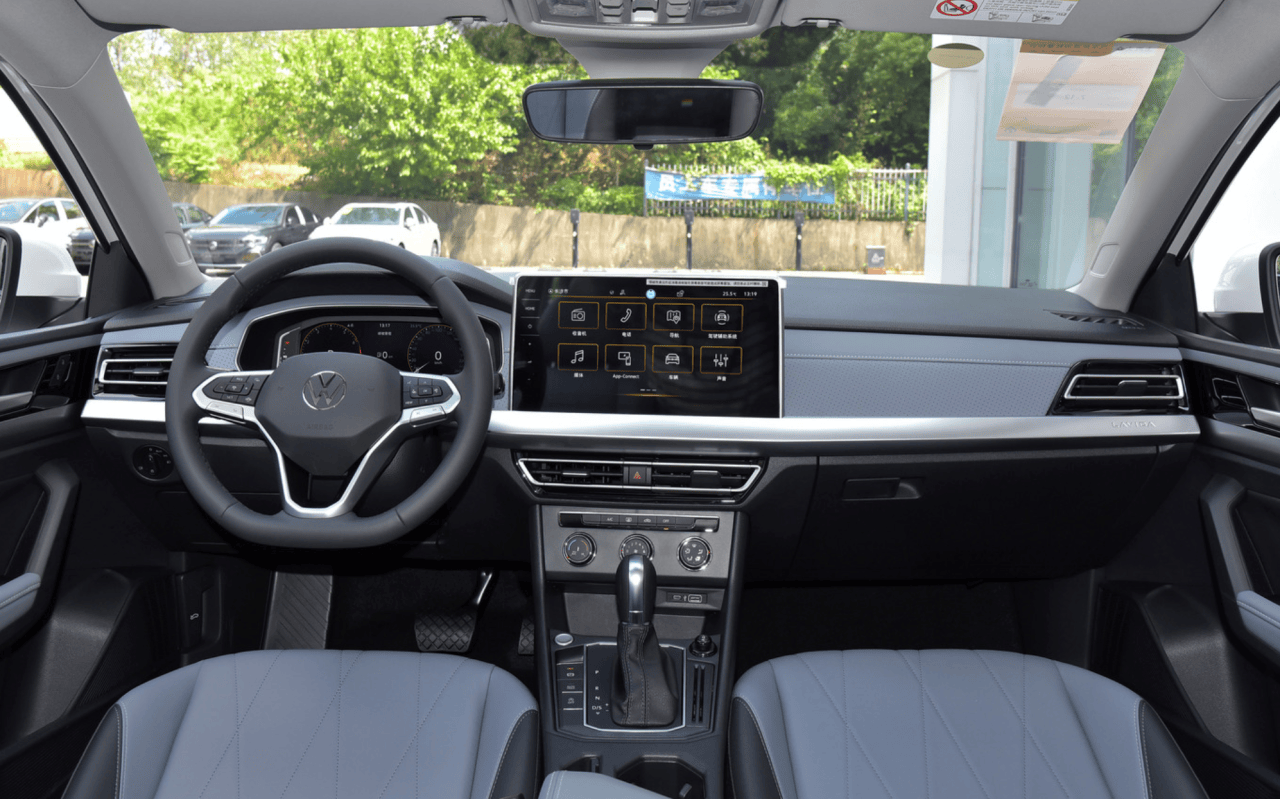 长安逸动车内的设计没有大的变化,但是新增了名为"橙风万里"的橙黑