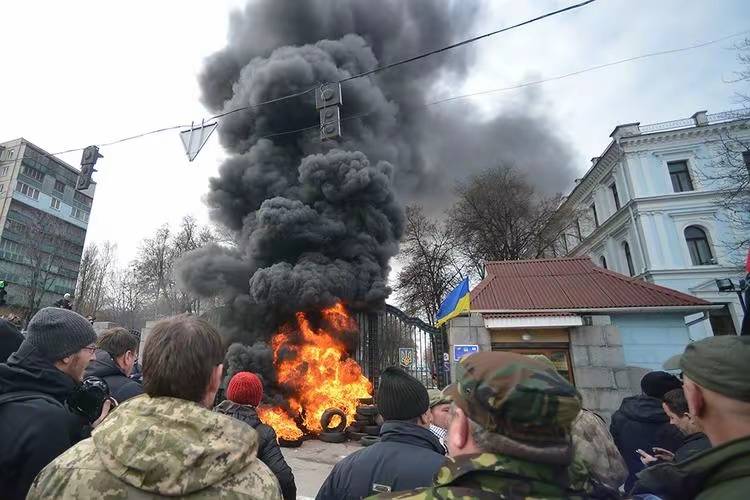 突袭波尔塔瓦机场的事件引发了巨大的关注和讨论_军方_进行_俄罗斯