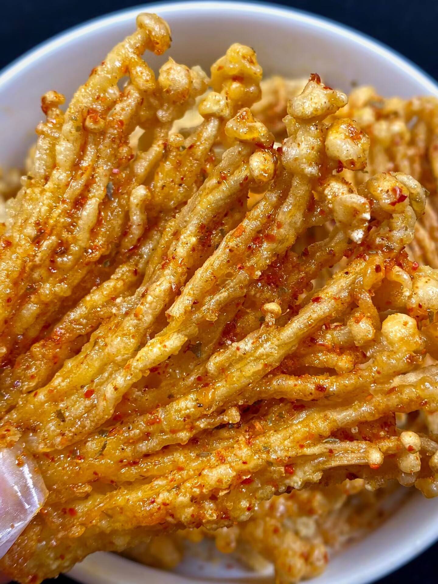 外酥里嫩,香气扑鼻:家常炸金针菇