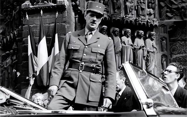 1944年法国总统戴高乐,遭遇德国狙击手刺杀,仍昂首挺胸毫无畏惧